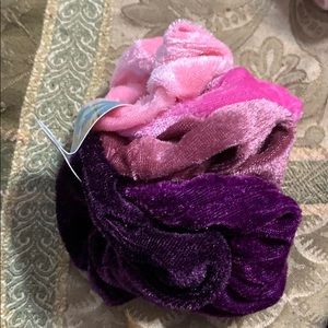 5 assorted scrunchies